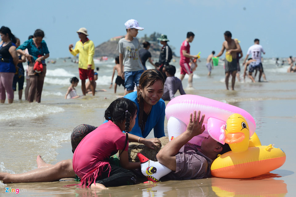 Hàng nghìn người nô đùa ở biển Vũng Tàu khi nhiệt độ gần 40 độ C